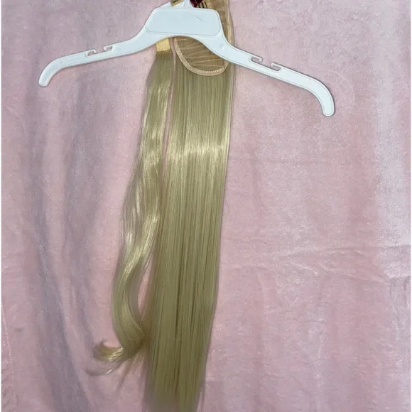 24” Blonde Ponytail Extension - Picture 2 of 3